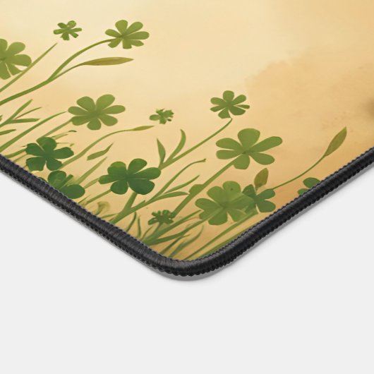 St. Patrick's Day Girl mit Kleeblättern Schreibtischunterlage (Ecke)