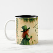 St. Patrick's Day Girl mit Kleeblättern Zweifarbige Tasse (Links)