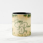 St. Patrick's Day Girl mit Kleeblättern Zweifarbige Tasse (Mittel)