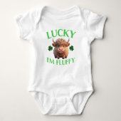 St. Patrick's Day Glück ich bin Fluffy Highland Co Baby Strampler (Vorderseite)
