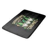 St. Patricks Day Glückskleeblatt Gnom  Badematte (Schrägansicht)