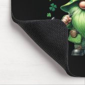 St. Patricks Day Gnom mit grünem Bart Lustiger Pin Mousepad (Ecke)
