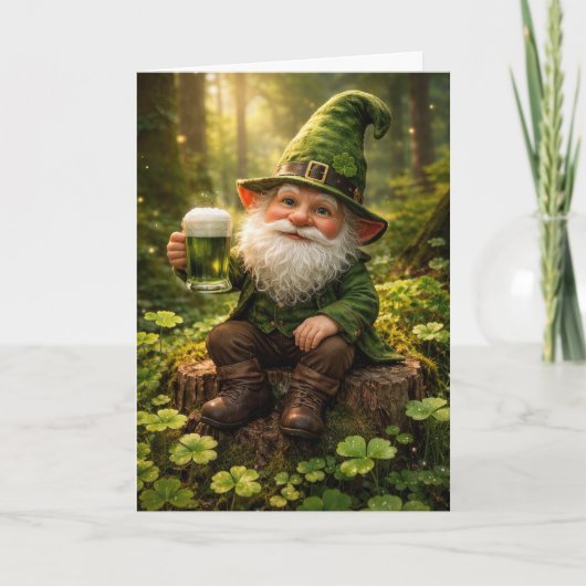 St. Patricks Day Gnom mit grünem Bier Karte (Vorderseite)