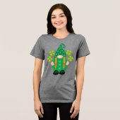 St. Patrick's Day Gnome mit Kleeblättern Tri-Blend Shirt (Vorderseite voll)