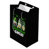 St Patricks Day Gnome Schabernack Squad Heiliger Mittlere Geschenktüte (Vorderseite Schrägansicht)