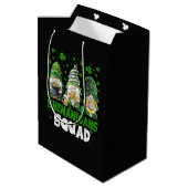 St Patricks Day Gnome Schabernack Squad Heiliger Mittlere Geschenktüte (Rückseite Schrägansicht)