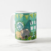 St. Patrick's Day Gnome und Kleeblatt Design Kaffeetasse (Vorderseite Links)