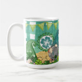 St. Patrick's Day Gnome und Kleeblatt Design Kaffeetasse (Links)