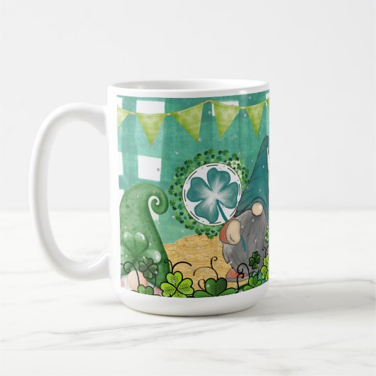 St. Patrick's Day Gnome und Kleeblatt Design Kaffeetasse (Links)