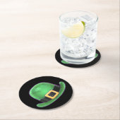 St Patricks Day Green Derby Hat auf Black Runder Pappuntersetzer (Vor Ort)