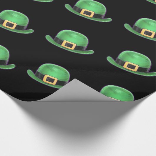 St Patrick's Day Green Derby Hat Muster auf schwar Geschenkpapier (Ecke)