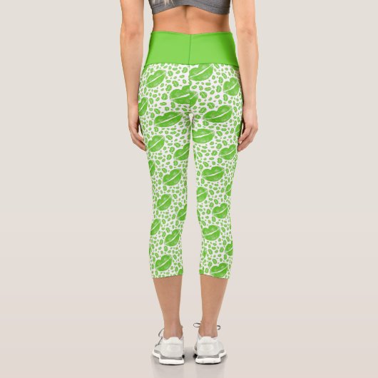 St. Patrick's Day Green Irish Lips Random Muster Capri Leggings (Rückseite)