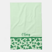 St. Patrick's Day Green Kleeblatt Mit Monogramm Geschirrtuch (Vertikal)
