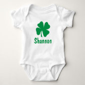 St. Patrick's Day Green Kleeblatt Personalisierter Baby T-shirt (Vorderseite)
