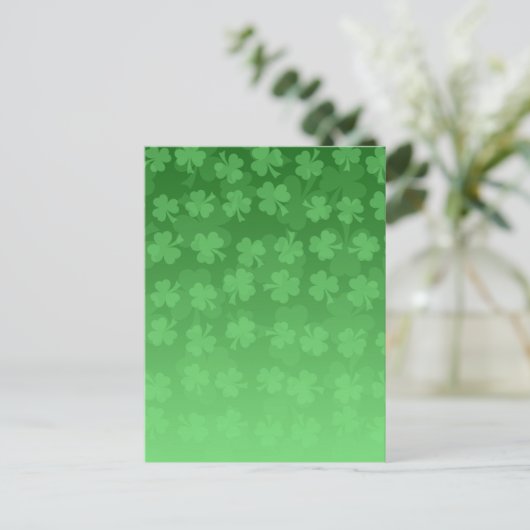 St. Patrick's Day Green Kleeblatts ombre pattern Postkarte (Stehend Vorderseite)
