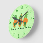 St. Patrick's Day Grnomes Runde Wanduhr (Winkel)