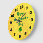 St. Patrick's Day - Klee auf dem Hintergrund eines Große Wanduhr (Winkel)