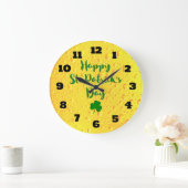 St. Patrick's Day - Klee auf dem Hintergrund eines Große Wanduhr (Zuhause)