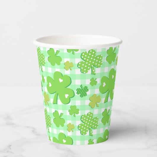 St Patrick's Day Kleeblatts und Gingham Pattern Pappbecher (Vorderseite)