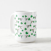 St. Patrick's Day Kolibri und Shamrocks Kaffeetasse (Vorderseite Links)