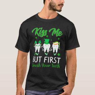 St. Patrick's Day Küssen Sie mir, aber geben Sie z T-Shirt