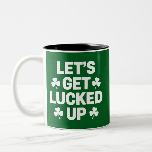 St. Patrick's Day Lassen Sie uns die irische Klee  Zweifarbige Tasse (Links)