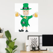 St Patrick's Day Leprechaun mit Bierbäckerchen Tas Poster (Heimbüro)