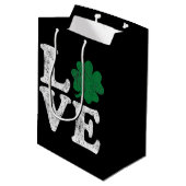 St Patrick's Day LIEBE Kleeblatt Irish Mittlere Geschenktüte (Rückseite Schrägansicht)