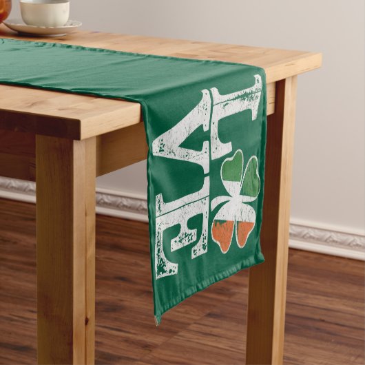 St Patricks Day Liebe Lucky Irish Kleeblatt Green Kurzer Tischläufer (Beispiel)