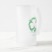 St. Patrick's Day. Lucky Clover Weiße Silhouette. Mattglas Bierglas (VorderseiteRechts)
