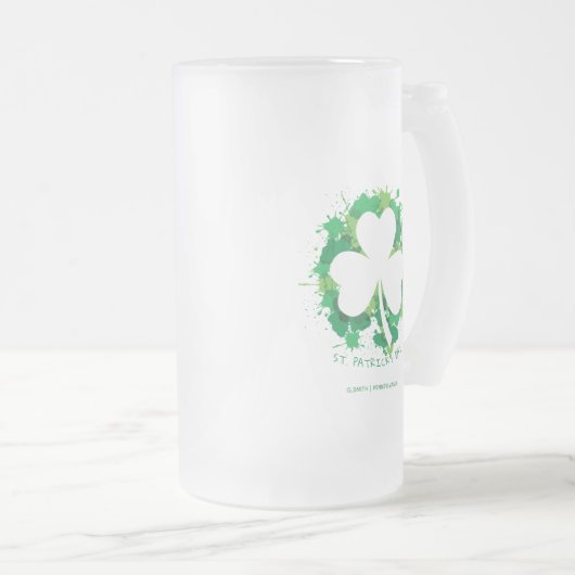 St. Patrick's Day. Lucky Clover Weiße Silhouette. Mattglas Bierglas (VorderseiteRechts)