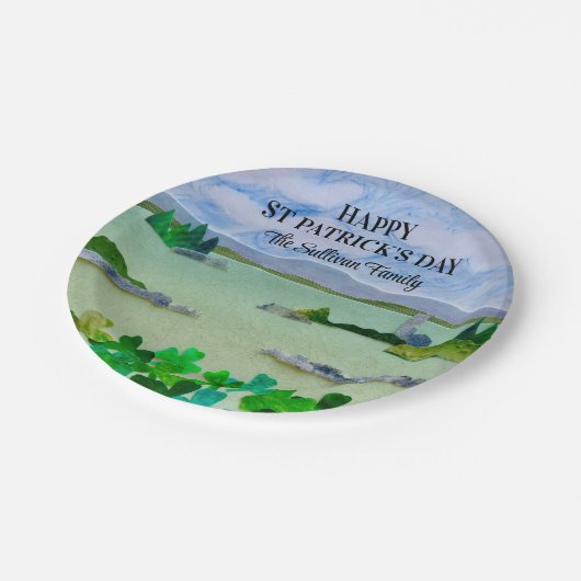 St Patrick's Day Lucky Kleeblatt Personalisiert Pappteller (Schrägansicht)