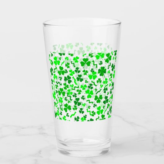 St Patrick's Day Lucky Shamrocks Confetti Pattern Glas (Vorderseite)