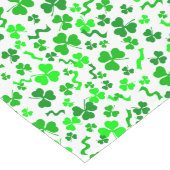 St Patrick's Day Lucky Shamrocks Confetti Pattern Großer Tischläufer (Ecke)