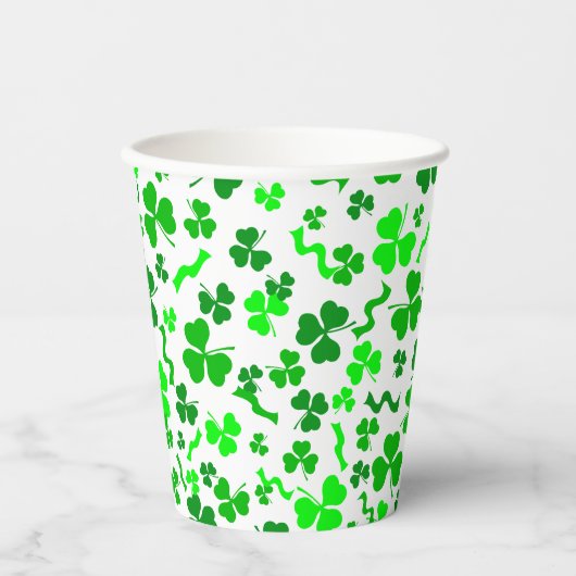 St Patrick's Day Lucky Shamrocks Confetti Pattern Pappbecher (Vorderseite)