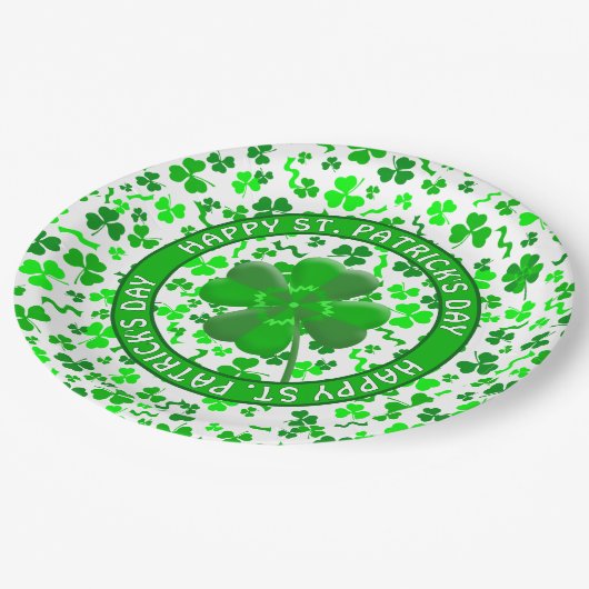 St Patrick's Day Lucky Shamrocks Personalized Pappteller (Schrägansicht)