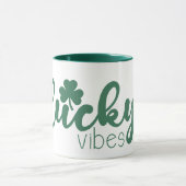 St. Patrick's Day Lucky Vibes mit grüner Klee Tasse (Zentrum)