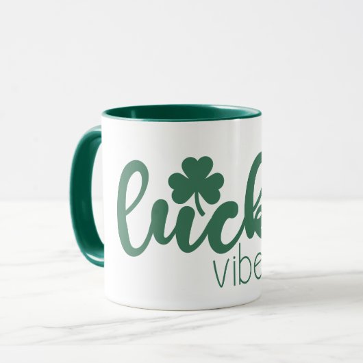 St. Patrick's Day Lucky Vibes mit grüner Klee Tasse (Vorderseite Links)