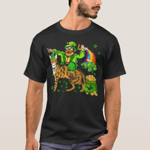 St. Patrick's Day Mann Reitet Bengal-Katze Shamroc T-Shirt