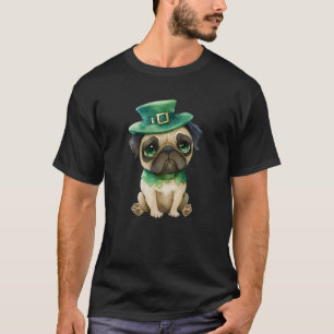 St Patricks Day Mops mit einem Koboldhut T-Shirt
