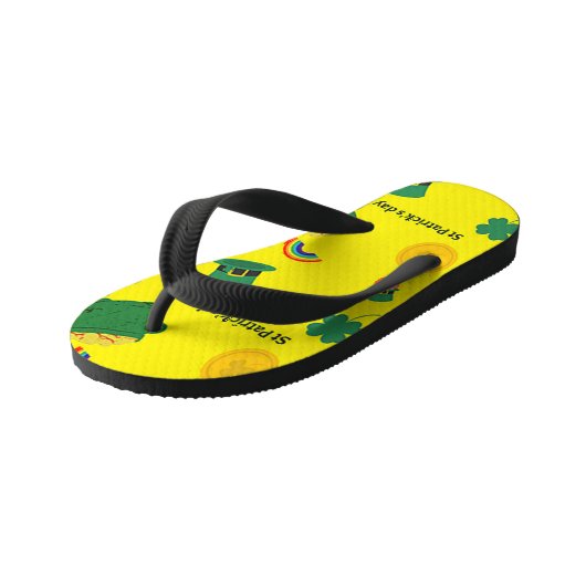 St Patrick's Day Muster auf gelb Kinderbadesandalen (Schrägansicht)
