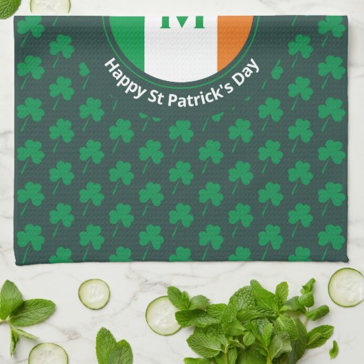 St Patricks Day Name Monogram Kleeblatt Geschirrtuch (Gefaltet)