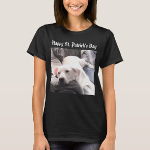St. Patrick's Day Niedlich müde Weiße Hunde Ruhen T-Shirt