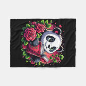 St Patricks Day Panda liest ein Buch Rose Flower P Fleecedecke (Vorderseite (Horizontal))