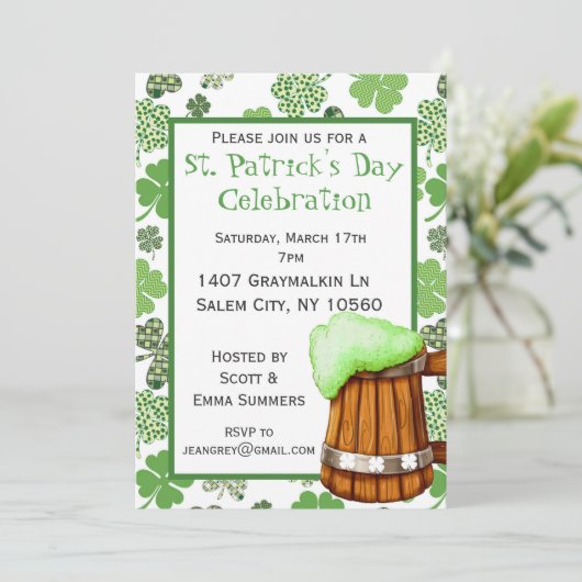 St. Patricks Day Party Kleeblatt Grünes Bier Einladung (Stehend Vorderseite)