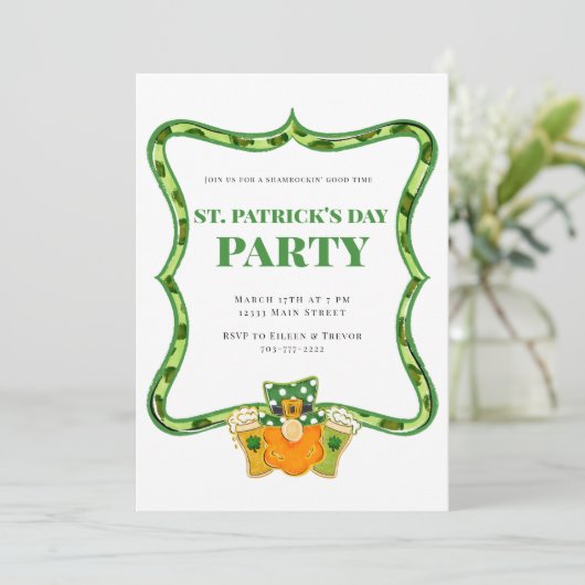 St Patrick's Day Party Leprechaun Beers Kleeblatts Einladung (Stehend Vorderseite)