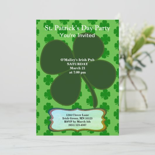 St. Patrick's Day Party Vierblättriges Kleeblatt & Einladung (Stehend Vorderseite)