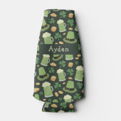 St Patricks Day Pattern Sláinte Funny Green Name Flaschenkühler (Vorderseite)