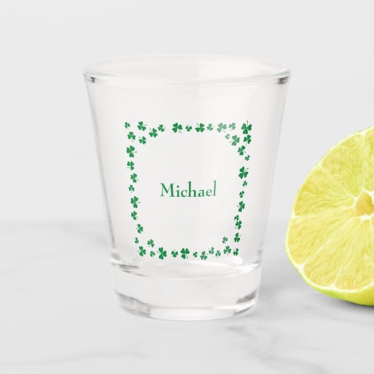 St. Patrick's Day personalisiertes Kleeblatt Schnapsglas (Vorderseite)