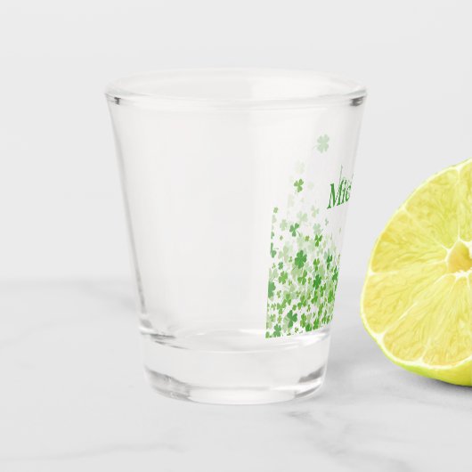 St. Patrick's Day personalisiertes Kleeblatt Schnapsglas (Links)